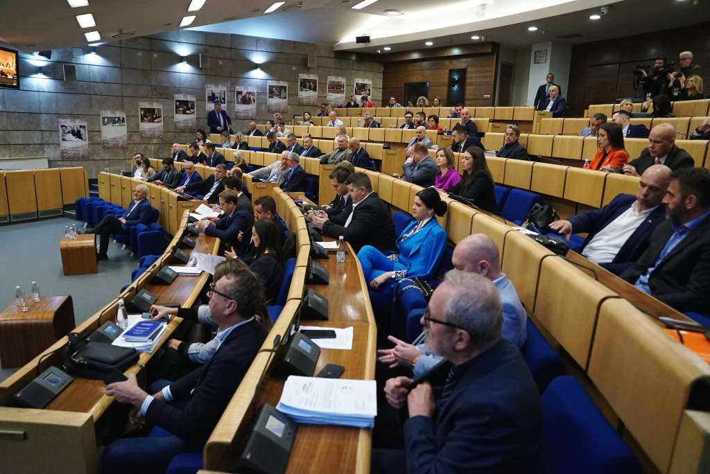 Federalni parlament: Poslanici nezadovoljni Vladinom Informacijom o sanaciji poplavama pogođenih područja, iznijeli brojne primjedbe